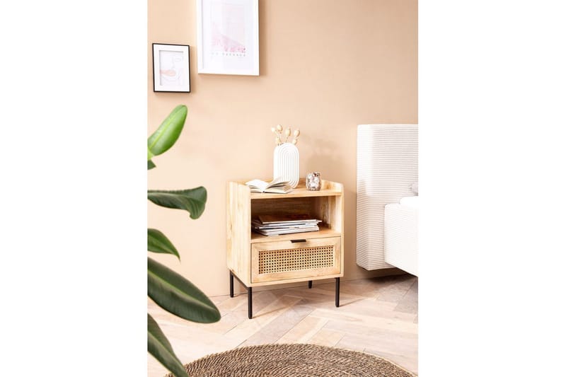 Nattbord Wohnling Solid Mangotre med 1 Skuffe Et Oppbevaringsbrett med Wienerflettverk - Møbler - Bord - Avlastningsbord & sidobord - Sengebord & nattbord