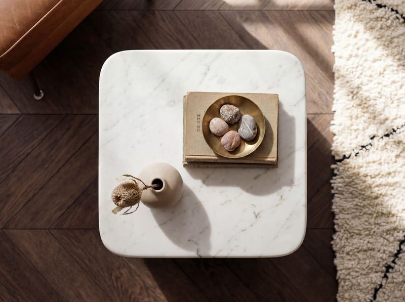 Rovian kvadratisk sidebord 33 cm i metall med marmorplate - hvit antikk gull - Møbler - Bord - Avlastningsbord & sidobord - Brettbord og småbord