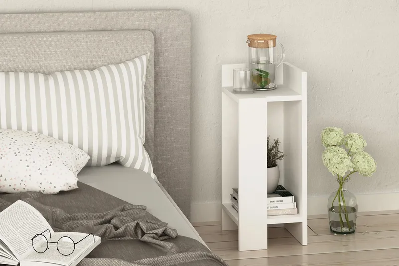 Decorta Nattbord 27 cm med Oppbevaring Hyllor + Luker Høyre - Hvit - Møbler - Bord - Avlastningsbord & sidobord - Sengebord & nattbord