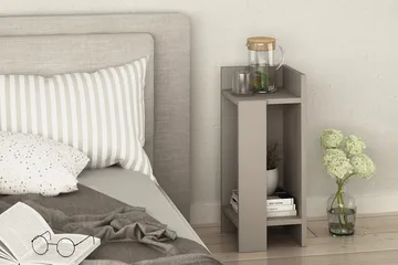 Decorta Nattbord 27 cm med Oppbevaring Hyllor + Luker Høyre - Brun - Møbler - Bord - Avlastningsbord & sidobord - Sengebord & nattbord