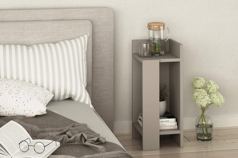 Decorta Nattbord 27 cm med Oppbevaring Hyllor + Luker Høyre - Brun - Møbler - Bord - Avlastningsbord & sidobord - Sengebord & nattbord