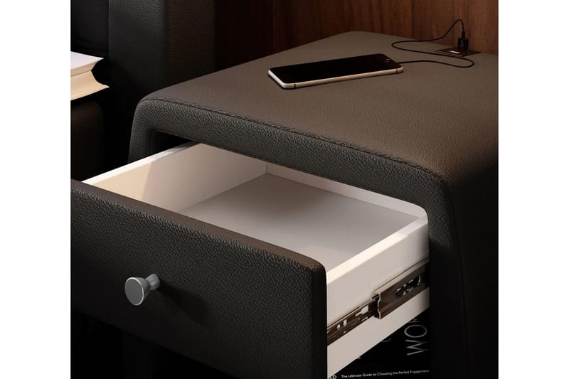 Lysander Nattbord 48 cm med Oppbevaring Skuff - Svart Kunstskinn - Møbler - Bord - Avlastningsbord & sidobord - Sengebord & nattbord