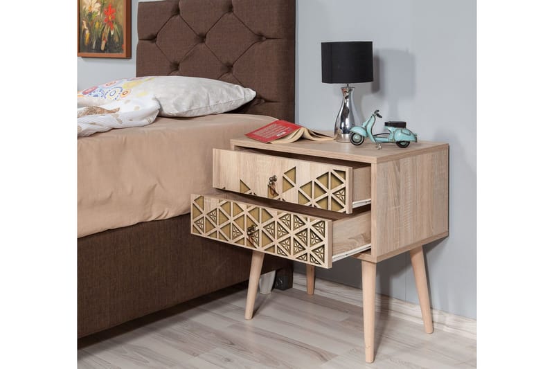 Vellavie Nattbord 60 cm med Oppbevaring 2 Skuffer Trianglar - Brun/Eik - Møbler - Bord - Avlastningsbord & sidobord - Sengebord & nattbord