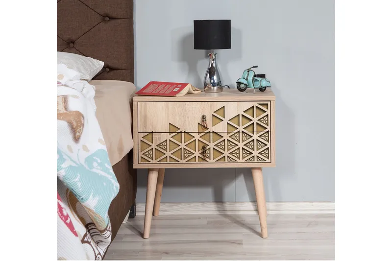 Vellavie Nattbord 60 cm med Oppbevaring 2 Skuffer Trianglar - Brun/Eik - Møbler - Bord - Avlastningsbord & sidobord - Sengebord & nattbord