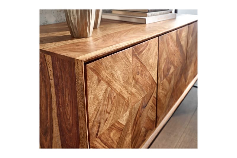 Skjenk Wohnling Heltre trekant optisk inlay 123 cm med 3 dører industriell - Møbler - Bord - Avlastningsbord & sidobord - Konsollbord & gangbord