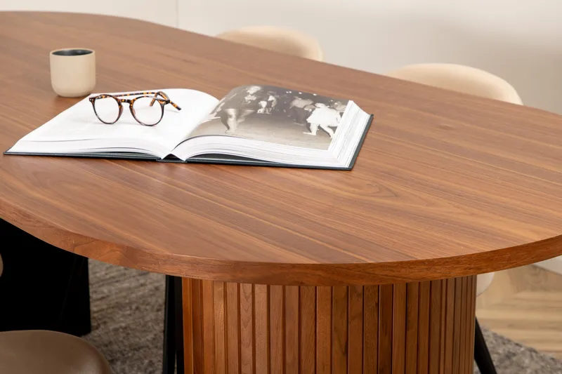 Biana Spisegruppe 200 cm Oval inkl. 4 Velvets Stoler - Valnøttbrun/Svart - Møbler - Bord - Spisegruppe