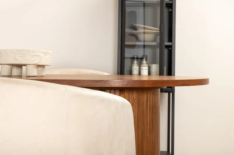 Bianca Oval Spisegruppe 200 cm med 4 Berit Spisestoler - valnøttfarget, beige og svart - Møbler - Bord - Spisegruppe