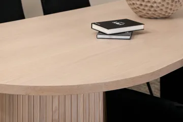 Bianca ovalt Spisebord med 4stk Pippi Spisestol - Møbler - Bord - Spisegruppe