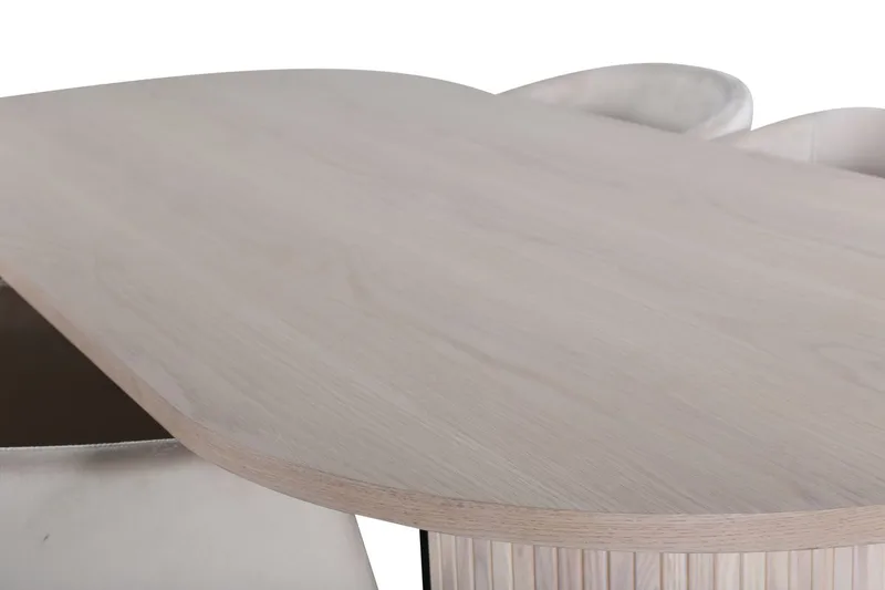 Bianca spisebord 200 cm ovalt med 4 Berit armstoler i fløyel med armlener - Møbler - Bord - Spisegruppe