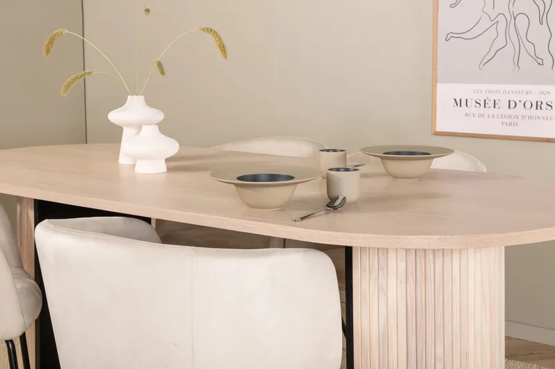 Bianca spisebord 200 cm ovalt med 4 Berit armstoler i fløyel med armlener - Møbler - Bord - Spisegruppe
