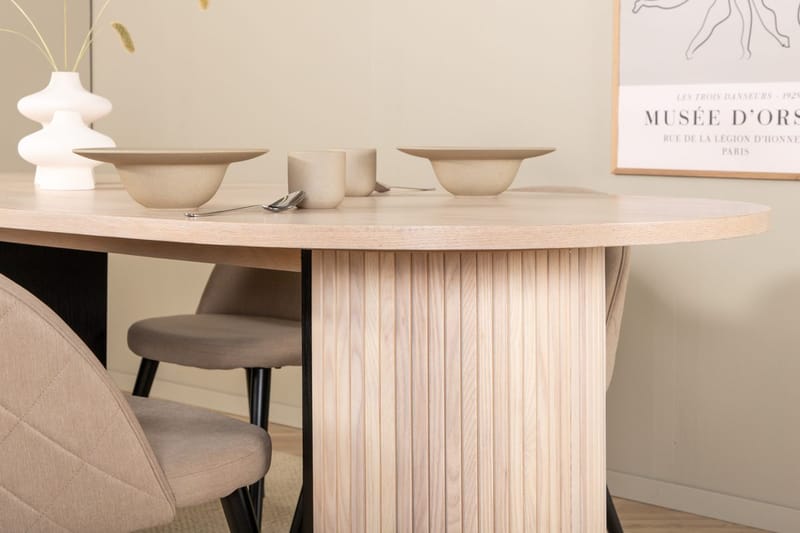 Bianca spisebord 200 cm ovalt med 4 Velvet Stitches spisestoler - Møbler - Bord - Spisegruppe