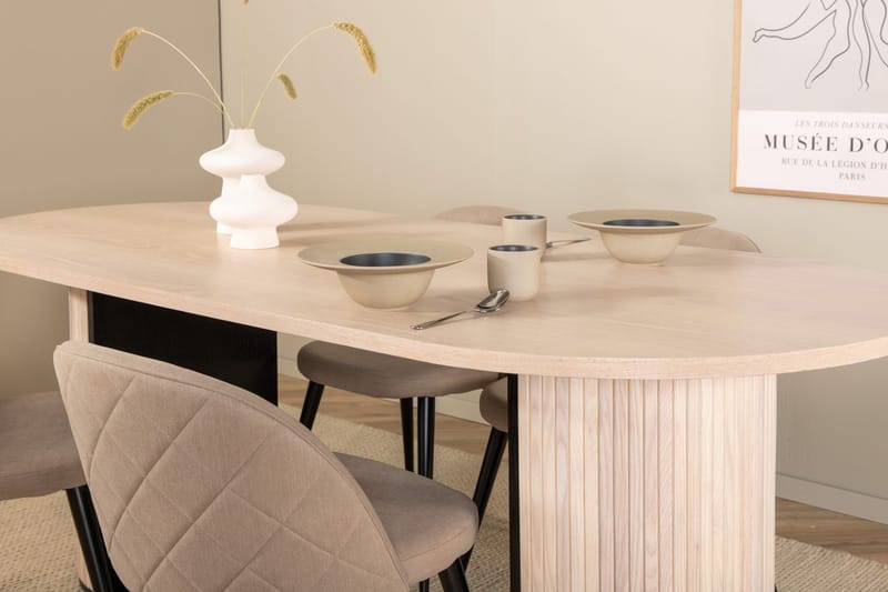Bianca spisebord 200 cm ovalt med 4 Velvet Stitches spisestoler - Møbler - Bord - Spisegruppe