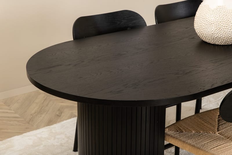 Bianca spisebord 200 cm ovalt med 4 Polly spisestoler - Møbler - Bord - Spisegruppe