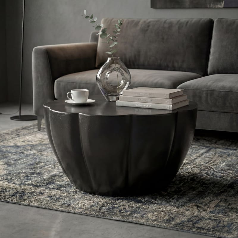 Denora rundt sofabord i aluminium med blomsterformet bordplate - svart - Møbler - Bord - Sofabord & salongbord