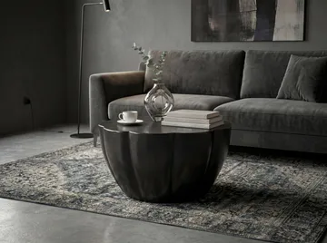 Denora rundt sofabord i aluminium med blomsterformet bordplate - svart - Møbler - Bord - Sofabord & salongbord