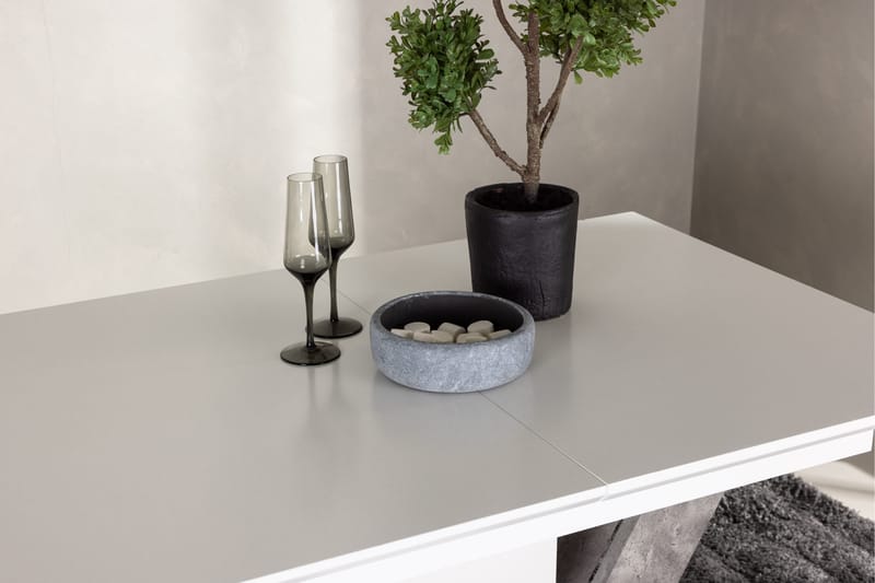 Disa Uttrekkbart Rektangulært Spisebord 120–160 cm med Betonglook - Hvit - Møbler - Bord - Spisebord & kjøkkenbord