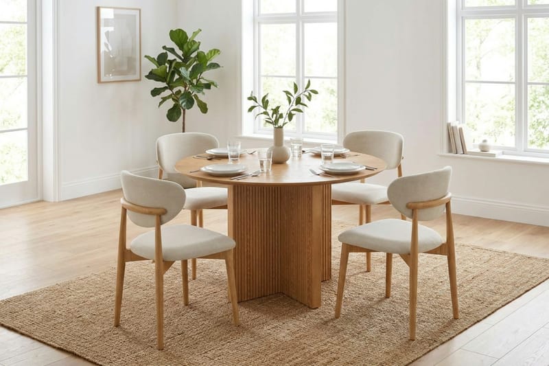 Edda spisegruppe rund 110 cm eik med 4 Molly spisestoler - Eik - Møbler - Bord - Spisegruppe