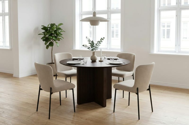 Edda Spisegruppe Rund 110 cm Røkt Eik med 4 Elsie Spisestoler - Røkt Eik/Beige - Møbler - Bord - Spisegruppe
