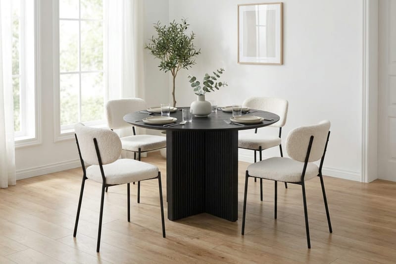 Edda spisegruppe rund 110 cm svart med 4 Gemmiano spisestoler - Svart - Møbler - Bord - Spisegruppe