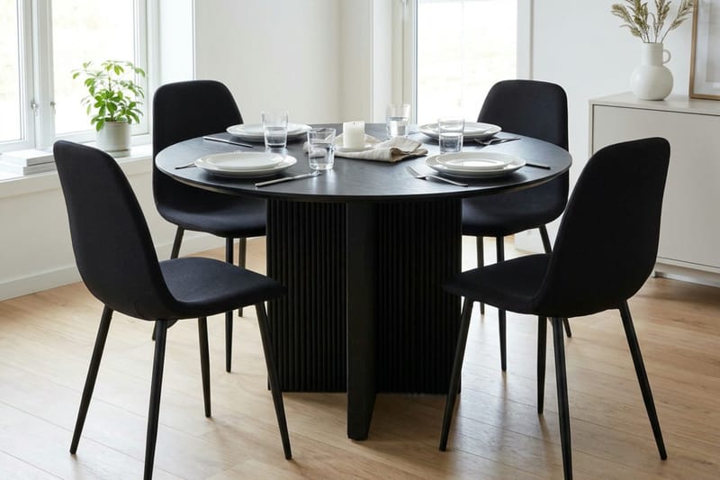 Edda spisegruppe rund 110 cm Svart med 4 Nibe spisestoler - Svart - Møbler - Bord - Spisegruppe