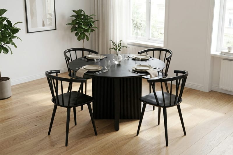 Edda spisegruppe rund 110 cm svart med 4 Tyrö spisestoler - Svart - Møbler - Bord - Spisegruppe
