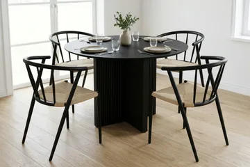 Edda spisegruppe rund 110 cm svart med 4 Winston spisestoler - Svart - Møbler - Bord - Spisegruppe