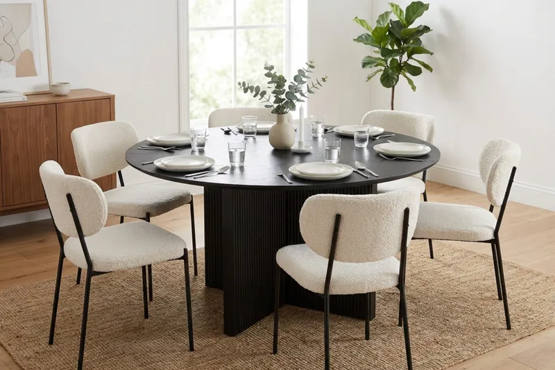 Edda spisegruppe rundt 150 cm svart med 6 Gemmiano spisestoler - Svart - Møbler - Bord - Spisegruppe