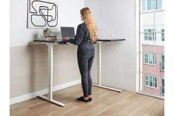 Bina Skrivebord 109x160 cm i Tre med Metallstativ - Svart|Hvit - Møbler - Bord - Kontorbord - Skrivebord