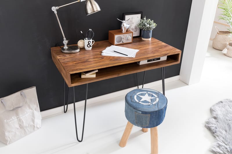Skrivebord Lochside 110 cm med Oppbevaring Hylle - Massivt Tre/Svart - Møbler - Bord - Kontorbord - Skrivebord