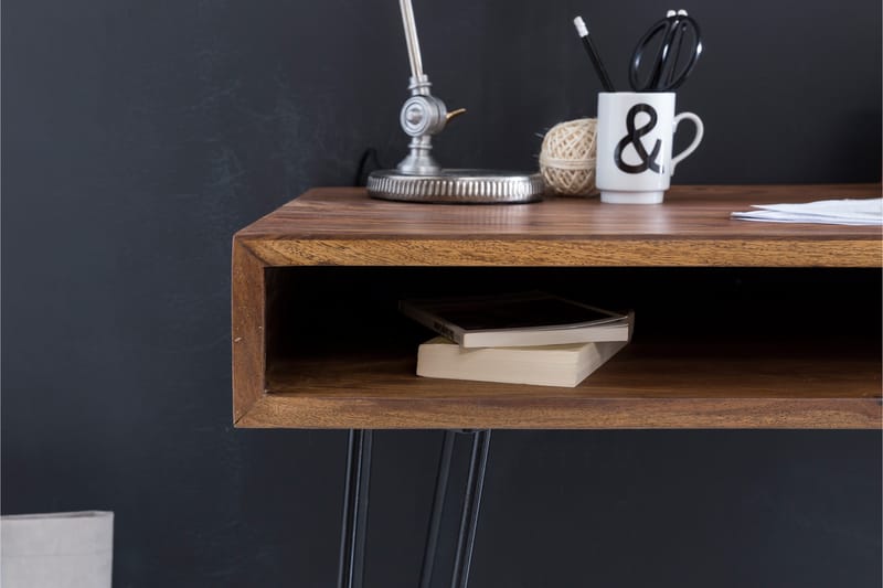 Skrivebord Lochside 110 cm med Oppbevaring Hylle - Massivt Tre/Svart - Møbler - Bord - Kontorbord - Skrivebord