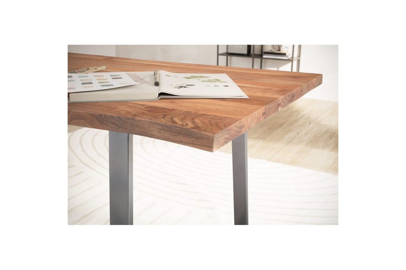 Skrivebord Wohnling Massivt treverk trekanter metallbein landlig stil Sølv, rett, 140x60 cm - Sølv, rett, 140x60 cm - Møbler - Bord - Kontorbord - Skrivebord