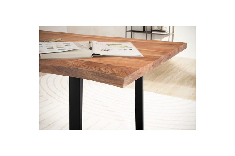 Skrivebord Wohnling Massivt treverk trekanter metallbein landlig stil Svart, Rett, 140x60 cm - Svart, Rett, 140x60 cm - Møbler - Bord - Kontorbord - Skrivebord