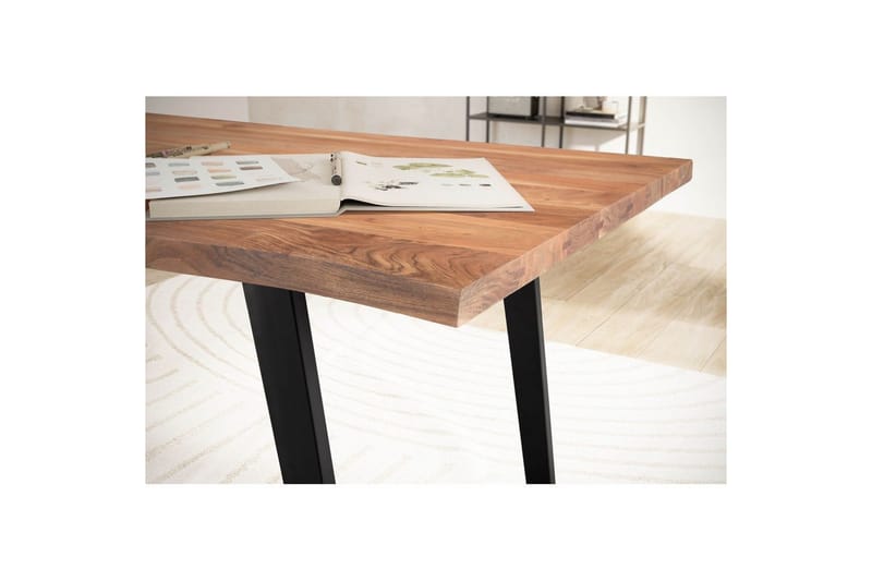 Skrivebord Wohnling Massivt treverk trekanter metallbein landlig stil Svart, vinklet, 140x60 cm - Svart, vinklet, 140x60 cm - Møbler - Bord - Kontorbord - Skrivebord