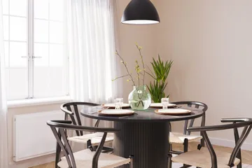 Kopparbo Matgruppe forlengelsesbart 106-156 cm Rund med 4 Dastoori Spisestol - Svart - Møbler - Bord - Spisegruppe