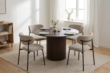Kopparbo Rund Spisegruppe 110 cm – Spisebord med 4 Lucy Spisestoler i Tre med Røkt Eik-utseende - Mørkebrun - Møbler - Bord - Spisegruppe