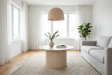 Kopparbo Rundt Sofabord 85 cm med Tre- og Hvitlasert Eik-utseende, Ribbet Søylefot og Tynn Bordplate - Hvit - Møbler - Bord - Sofabord & salongbord
