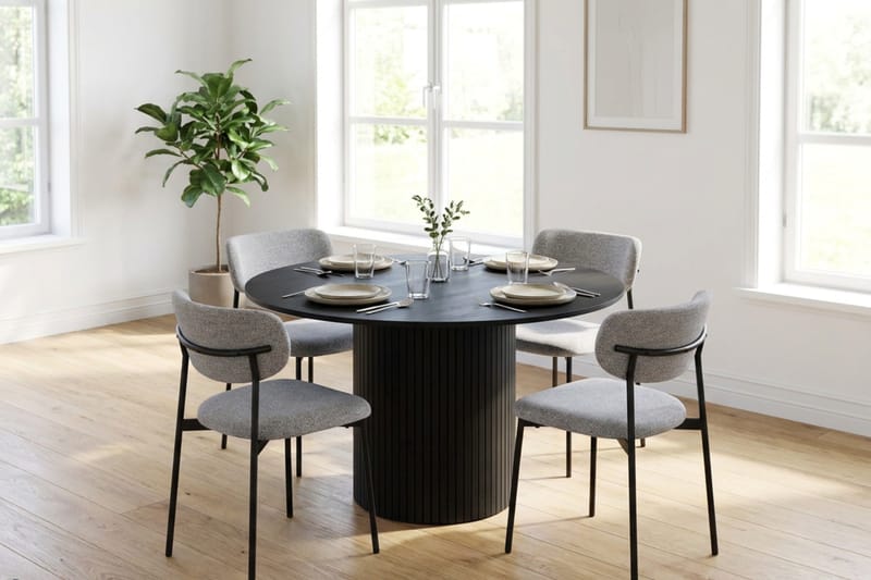 Kopparbo Spisegruppe rund 110 cm med 4 Lucy Spisestoler - Svartlasert eik - Møbler - Bord - Spisegruppe