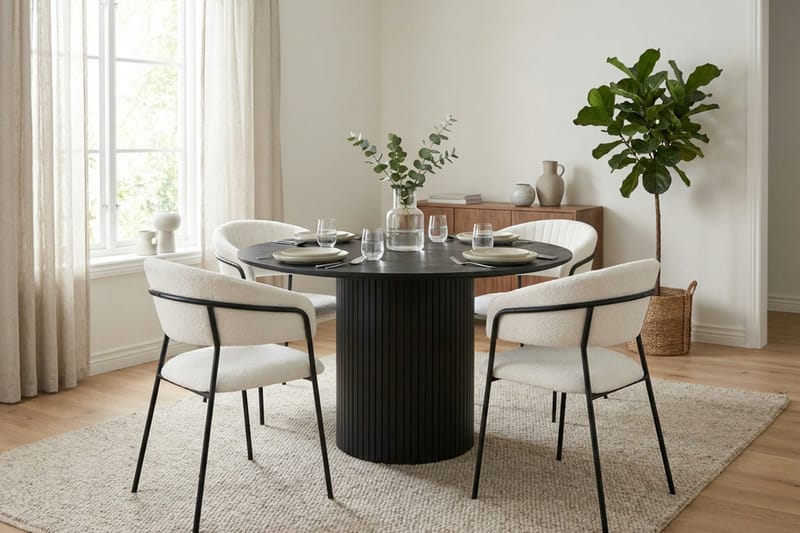 Kopparbo spisegruppe rund 110 cm svart med 4 Karol spisestoler - Svart - Møbler - Bord - Spisegruppe