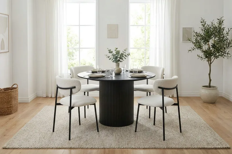 Kopparbo spisegruppe rund 110 cm svart med 4 Lucy spisestoler - Svart - Møbler - Bord - Spisegruppe
