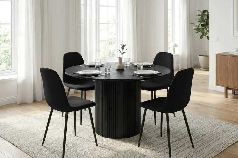Kopparbo spisegruppe rund 110 cm svart med 4 Nibe spisestoler - Svart - Møbler - Bord - Spisegruppe