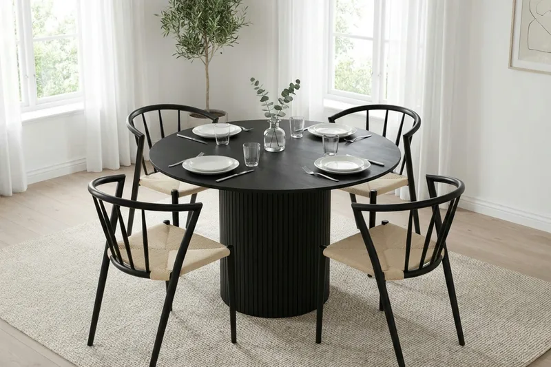 Kopparbo spisegruppe rund 110 cm svart med 4 Winston spisestoler - Svart - Møbler - Bord - Spisegruppe