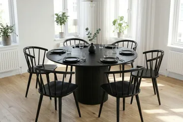 Kopparbo spisegruppe rund 130 cm svart med 6 Tyrö spisestoler - Svart - Møbler - Bord - Spisegruppe