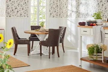 Lyon rund spisegruppe med 4 stk. Tuva lenestoler i kunstskinn - Tre/Hvit/Svart PU - Møbler - Bord - Spisegruppe