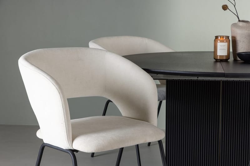 Matilda uttrekkbart spisebord 130/180 cm med 4 Day spisestoler