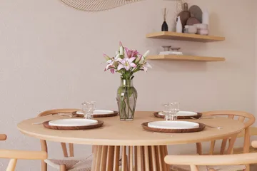 Peyra Matgruppe 120 cm Rund Eik med 4 Dastoori Spisestol - Natur - Møbler - Bord - Spisegruppe