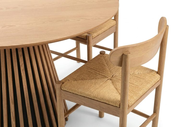 Peyra Rund Spisegruppe 110 cm – Spisebord med 4 Malte Spisestoler i Tre med Eketreutseende - Natur - Møbler - Bord - Spisegruppe