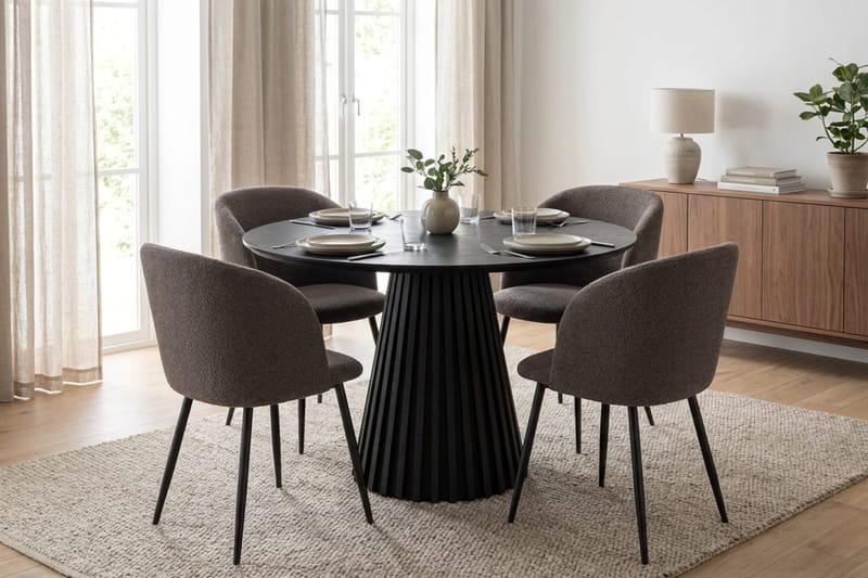 Peyra spisegruppe, rund 110 cm, med 4 Greya spisestoler - Svartbeiset eik - Møbler - Bord - Spisegruppe