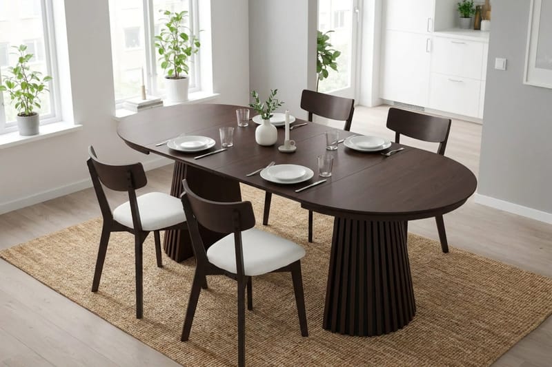 Peyra spisegruppe uttrekkbar rund 120–220 cm i røkt eik med 4 Amelia spisestoler med pute - Røkt eik/beige - Møbler - Bord - Spisegruppe