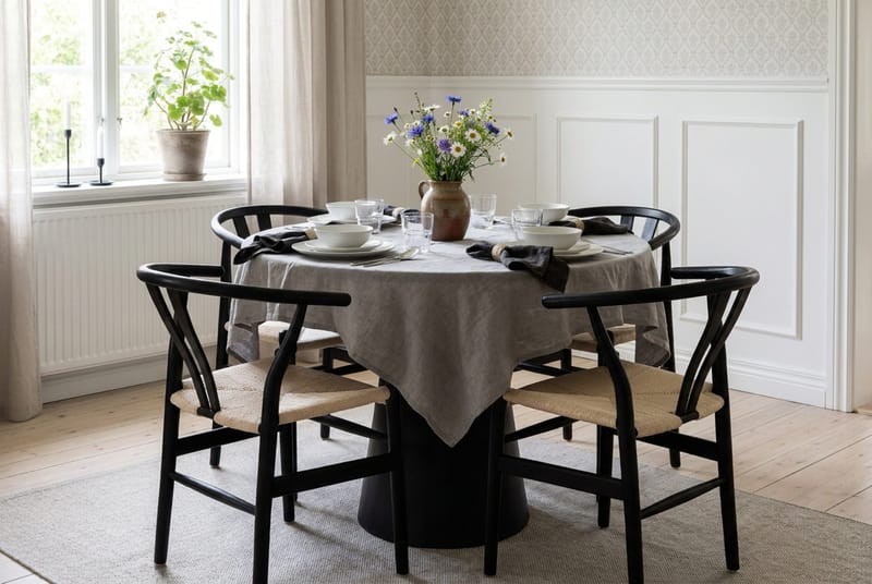 Siena Spisegruppe rund 110 cm Svart med 4 Dastoori spisestoler - Svart - Møbler - Bord - Spisegruppe