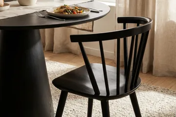 Siena spisegruppe rund 110 cm svart med 4 Tyrö spisestoler - Svart - Møbler - Bord - Spisegruppe